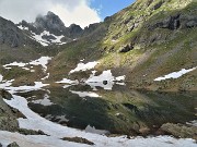 44 Il laghetto superiore di Ponteranica liberatosi con neve solo ai bordi....